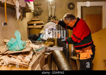 Falegname lavora in un laboratorio per la produzione di annata mobili Foto Stock