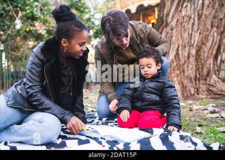 Razza mista famiglia etnica al parco. Foto Stock