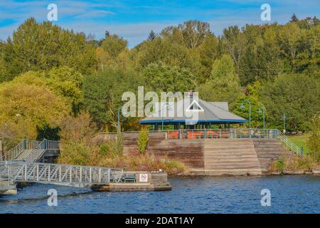 Il passaggio pedonale sull'acqua nel Coulon Beach Park on Lago Washington a Renton Foto Stock