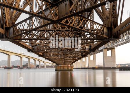 Sotto la ferrovia dell'Alhambra Trestle Foto Stock