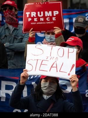 Massachusetts state House, Boston, Massachusetts, Stati Uniti. 14 novembre 2020. Un piccolo gruppo di sostenitori dell’attuale presidente degli Stati Uniti Donald Trump si è riunito sui gradini della Massachusetts state House facendo eco all’affermazione di Trump che i democratici hanno rubato le elezioni del 2020. Fermare le dimostrazioni furee è accaduto in giro per gli Stati Uniti il Sabato. Foto Stock