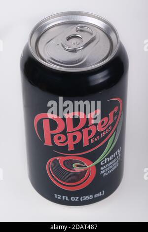 Caduta di 2020 Dr Pepper Cherry Soda Can. Londra Ontario Canada Luke Durda/Alamy Foto Stock