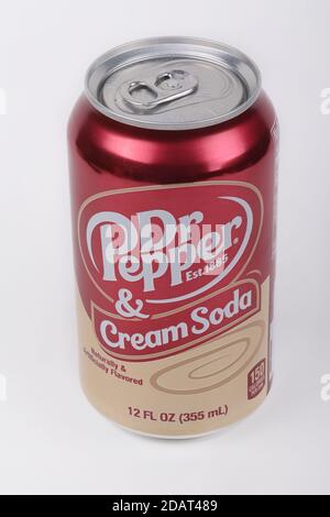 Caduta di 2020 Dr Pepper Crema Soda Can. Londra Ontario Canada Luke Durda/Alamy Foto Stock