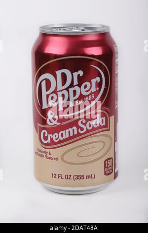 Caduta di 2020 Dr Pepper Crema Soda Can. Londra Ontario Canada Luke Durda/Alamy Foto Stock