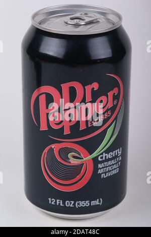 Caduta di 2020 Dr Pepper Cherry Soda Can. Londra Ontario Canada Luke Durda/Alamy Foto Stock