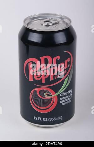 Caduta di 2020 Dr Pepper Cherry Soda Can. Londra Ontario Canada Luke Durda/Alamy Foto Stock