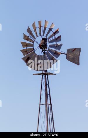 Un vecchio mulino a vento in metallo situato nel sud-est del sud Australia l'8 novembre 2020 Foto Stock