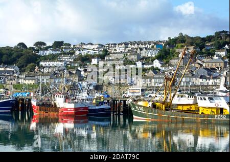 Il porto trafficato di Newlyn in Cornovaglia (Regno Unito) in estate Foto Stock