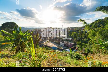 Vista aerea di Phongsali, nord Laos vicino alla Cina. Yunnan di città in stile sulla montagna panoramica cresta. Destinazione di viaggio per i tribali trekking in villaggi Akha. Foto Stock