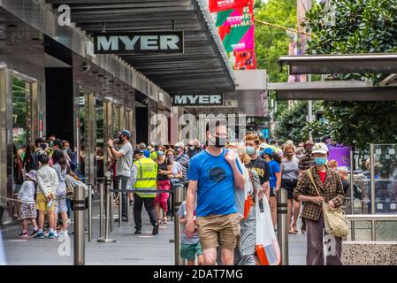 Melbourne, Australia. 15 novembre 2020. Ammira il centro commerciale di Bourke Street e le grandi folle che si sono radunate nei grandi magazzini Myer, che ospita mostre natalizie. Credit: SOPA Images Limited/Alamy Live News Foto Stock