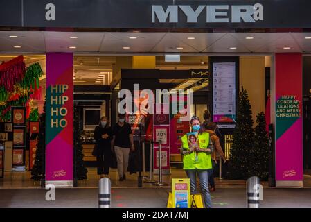 Melbourne, Australia. 15 novembre 2020. Ingresso principale a Myer, la principale catena australiana di grandi magazzini nel CBD di Melbourne. Credit: SOPA Images Limited/Alamy Live News Foto Stock