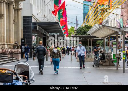 Melbourne, Australia. 15 novembre 2020. Ammira il centro commerciale di Bourke Street e le grandi folle che si sono radunate nei grandi magazzini Myer, che ospita mostre natalizie. Credit: SOPA Images Limited/Alamy Live News Foto Stock