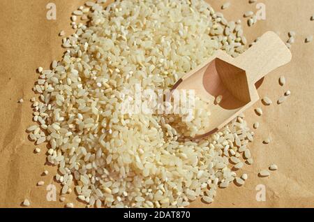 il riso bianco è sparso sulla tavola in primo piano orizzontale formato Foto Stock