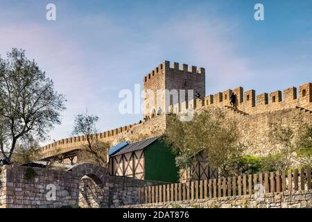 11 marzo 2020: Obidos, Portogallo - la cinta muraria e una torre di Obidos, Portogallo. Foto Stock