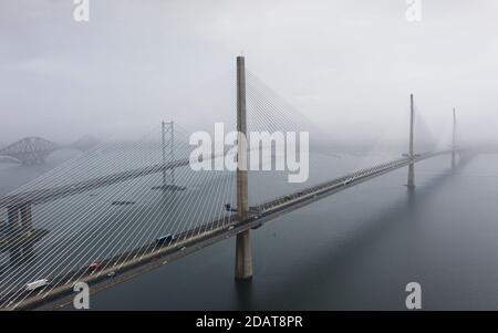 Vista aerea dei tre ponti che attraversano Firth of Forth durante la nebbia, Scozia, Regno Unito Foto Stock