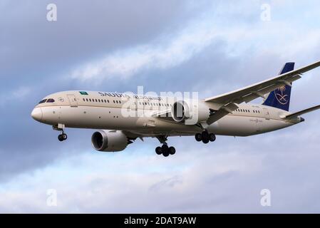 Saudia Boeing 787 aereo jet Dreamliner HZ-ARG in avvicinamento all'aeroporto Heathrow di Londra, Regno Unito, durante il blocco COVID 19 Foto Stock