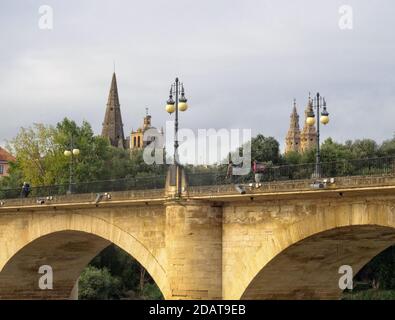 I pellegrini attraversano il Ponte di pietra (Puente de Piedra) sul fiume Ebro - Logrono, la Rioja, Spagna Foto Stock