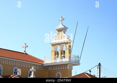 Vista sul campanile della Chiesa di Panagia Sissiotissa ad Argostoli sull'Isola greca di Cefalonia. La chiesa è una chiesa greco-ortodossa. Foto Stock