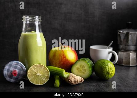 Frullati fatti in casa con i seguenti ingredienti detox zenzero, cetriolo, mela e limone. Foto Stock