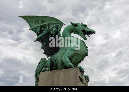 Statua del drago presso il Ponte del drago di Lubiana, Slovenia Foto Stock