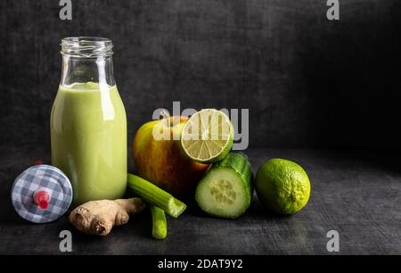 Frullati fatti in casa con i seguenti ingredienti detox zenzero, cetriolo, mela e limone. Foto Stock