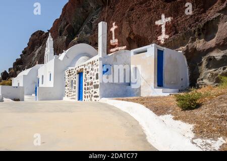 Chiesa greca costruita nella montagna situata vicino alla famosa Spiaggia Rossa di Akrotiri. Isola di Santorini, Grecia Foto Stock