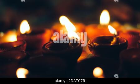 Lampade a olio tradizionali (Diya) che illuminano al buio a Diwali Foto Stock