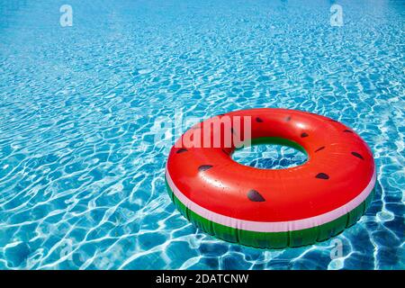 Boa di angurie gonfiabili nuotare nella piscina con vista prospettiva Foto Stock