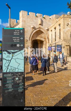 Vista della porta di Jaffa e della città vecchia, patrimonio dell'umanità dell'UNESCO, Gerusalemme, Israele, Medio Oriente Foto Stock