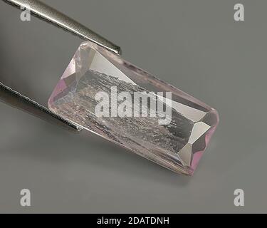 Kunzite naturale su sfondo grigio Foto Stock