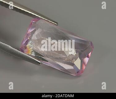 Kunzite naturale su sfondo grigio Foto Stock