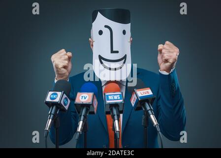 Politico indossando una maschera di carattere falso durante il suo discorso, sta nascondendo la sua identità Foto Stock