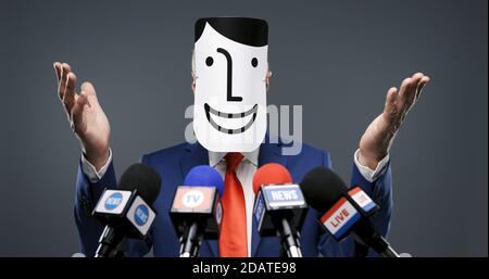 Un politico falso che indossa una maschera sorridente e nascondersi è identità reale Foto Stock
