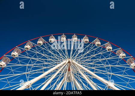 Adelaide, Australia Meridionale - 12 Gennaio 2019: Glenelg Mix102.3 ruota panoramica gigante vista da Moseley Square in una giornata estiva luminosa Foto Stock