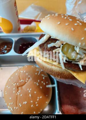 Hamburger servito con patatine fritte e verdure Foto Stock