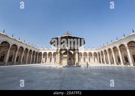 La fontana di marmo abluzione nel cortile della grande moschea di Muhammad Ali, il Cairo, Egitto Foto Stock