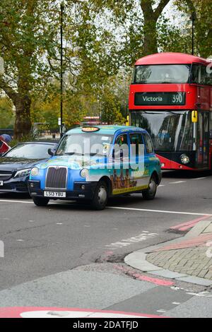 Taxi e autobus rosso a due piani, Park Lane, Londra, Regno Unito Foto Stock