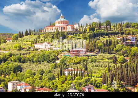 Panorama collinare di Verona e Santuario della Madonna di Lourdes, regione Veneto d'Italia Foto Stock