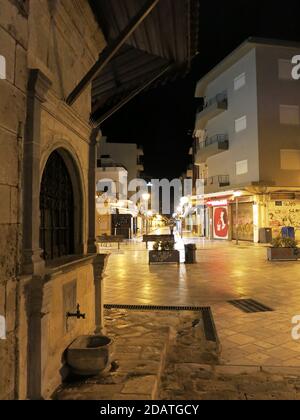 L'ingresso sud al mercato principale di Heraklion, Creta vuoto di persone durante le ore di quarantena. Concetto: Social distancing, quarantena. Foto Stock
