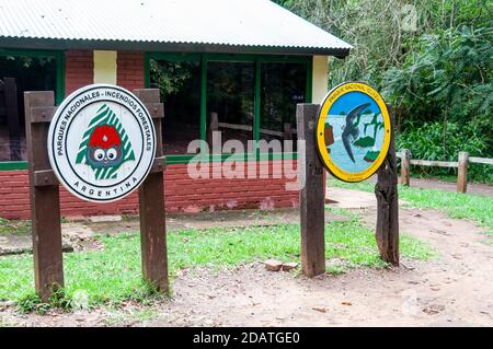 Due cartelli con il logo ufficiale del Parco Nazionale di Iguazu nel Parco Nazionale di Iguazu in Argentina. Le cascate di Iguazu sono il più grande sistema di cascate del Foto Stock