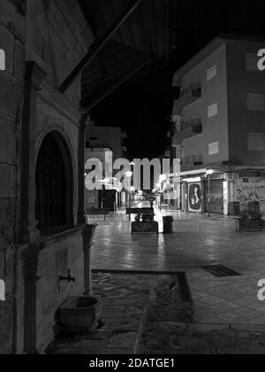 L'ingresso sud al mercato principale di Heraklion, Creta vuoto di persone durante le ore di quarantena. Concetto: Social distancing, quarantena. Foto Stock