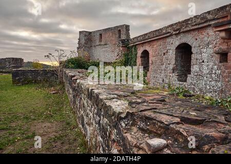 Resti di mura della rovina di Lindelbrunn, un castello medievale di roccia nella foresta di Palatinato, in Germania Foto Stock