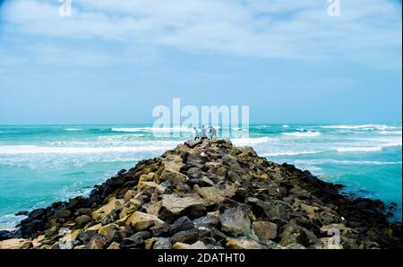 Spiaggia di mare del tempio dwarkadhish di dwarka Gujarat India Foto Stock