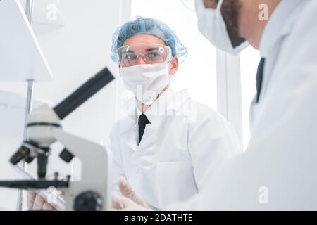 gruppo di scienziati che discute i risultati dei test. Foto Stock