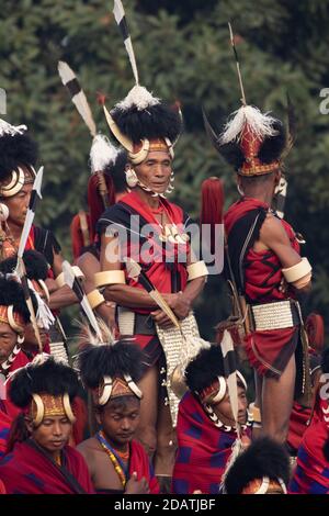 I tribisti di Naga indossano il loro abbigliamento tradizionale e si siedono insieme Kisama Village Arena a Nagaland India il 4 dicembre 2016 Foto Stock