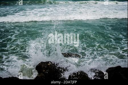 Spiaggia di mare del tempio dwarkadhish di dwarka Gujarat India Foto Stock