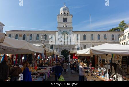 PADOVA, Italia - 1 novembre 2014: Giornata di mercato in Piazza dei Signori a Padova, con la torre dell'orologio e i palazzi Capitanio e Camerlenghi nel backgrou Foto Stock