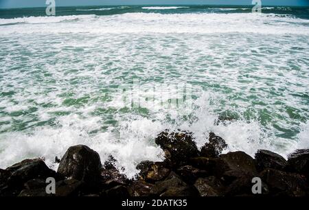 Spiaggia di mare del tempio dwarkadhish di dwarka Gujarat India Foto Stock