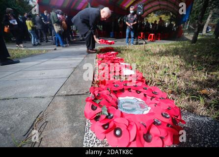 I veterani, i parenti dell'esercito e i rappresentanti dei paesi stranieri depongono le corone e rendono omaggio ai defunti durante la prima guerra mondiale e la seconda guerra mondiale durante l'evento del giorno della memoria al memoriale POW di Taiwan e al Parco della Pace a Taipei City. Foto Stock