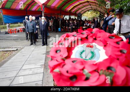 I veterani, i parenti dell'esercito e i rappresentanti dei paesi stranieri depongono le corone e rendono omaggio ai defunti durante la prima guerra mondiale e la seconda guerra mondiale durante l'evento del giorno della memoria al memoriale POW di Taiwan e al Parco della Pace a Taipei City. Foto Stock